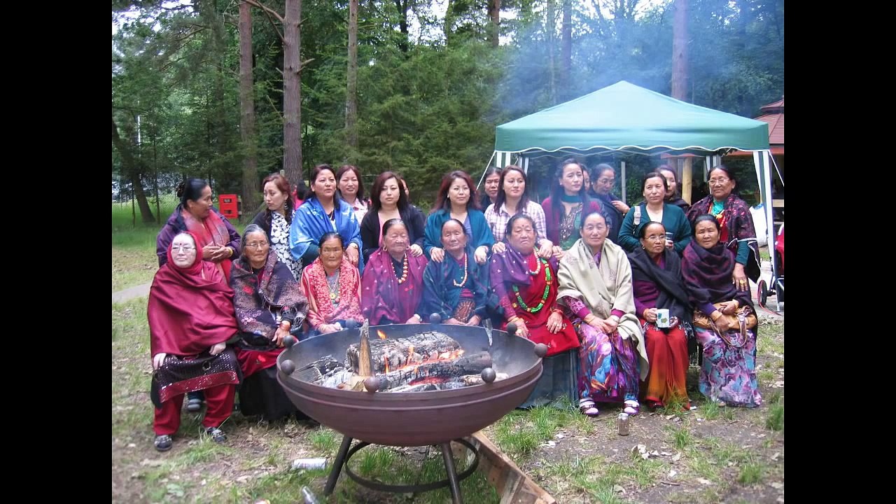 Gaun Shahar Ma Lamjung Darbar-old nepali lok song by uma gurung and maya gurung