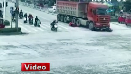 3 kadın kamyonun altında kalmaktan son anda kurtuldu