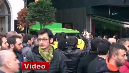 Ünlü tribün liderinin cenazesi çıkartılırken ortalık karıştı