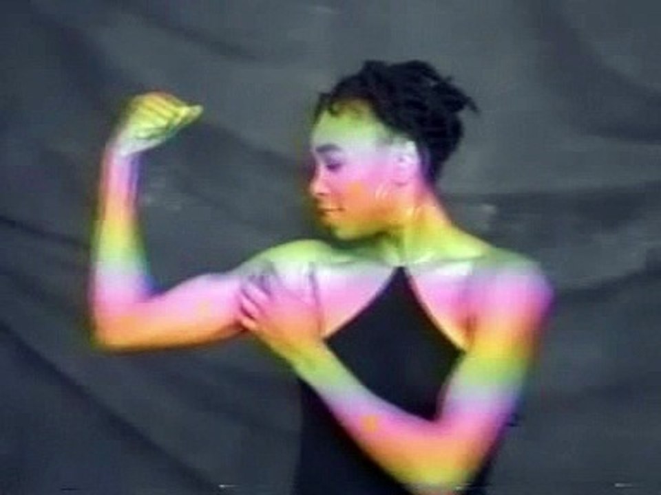 Venus-Williams-&-Serena-WilliamsFlexing-Biceps and Armwrestling - video