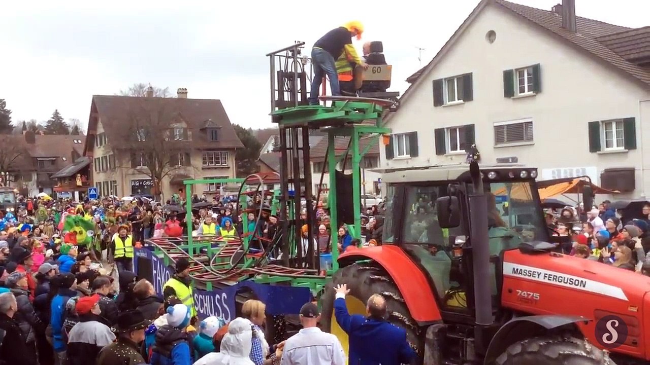 Looping en Montagnes Russes sur un char de carnaval