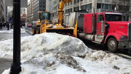 Esta enorme  makina para kitarla nieve en segundos
