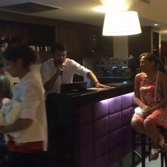Pedro haciendo Karaoke (festejo de los rpemios Carlos ) - 09 de Febrero