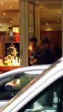 Des braqueurs bloqués dans le sas d'une bijouterie