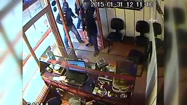 Pompalı tüfekle kuyumcu soygun girişimi güvenlik kamerasında