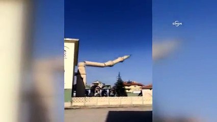 Fırtına 40 metrelik minareyi böyle yıktı