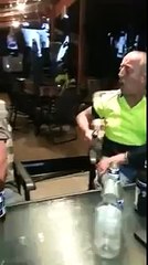 deux bu australiens de jouer avec un taser blague - 2016