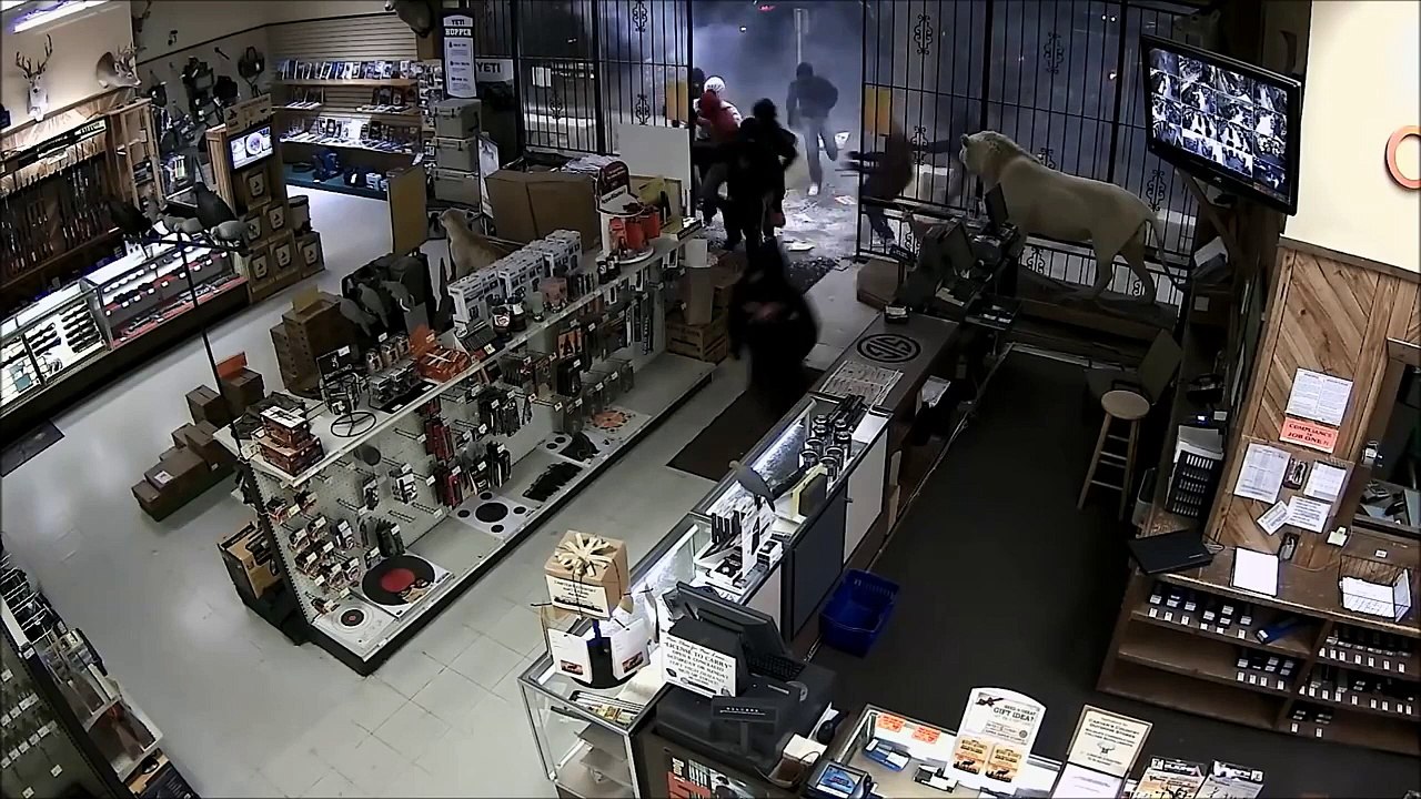 Des braqueurs dérobent 50 armes dans une armurerie