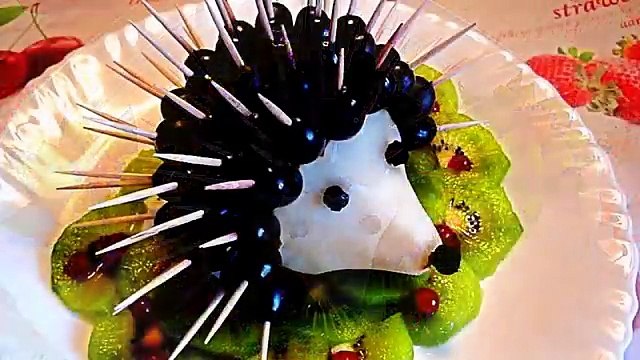 Ежик из груши и винограда. Украшения из фруктов. Decoration of fruits. Hedgehog of pears and grapes