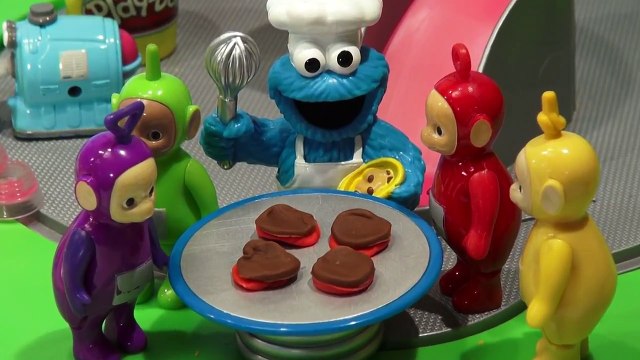 Play Doh Teletubbies Hamburgers cooked by Cookie Monster Chef with Tinky Winky, Dipsy, Laa Laa and P