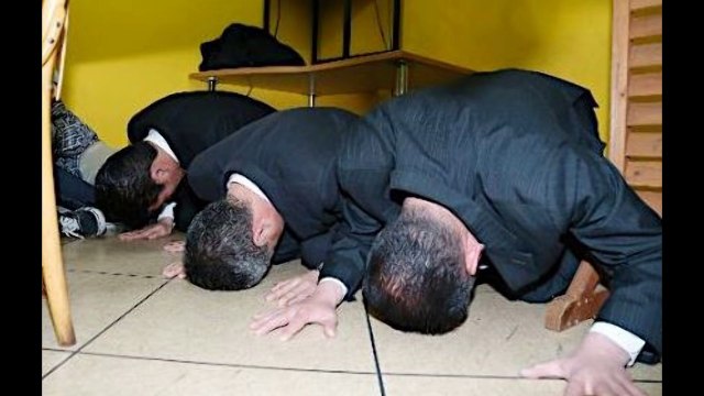 スキーバスが転落し１４人が死亡、２６人が重軽傷　バス運行会社社長ら、涙の土下座謝罪