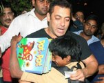 Salman Khan was happy than ever to give some money to the poor | Bollywood Celebs