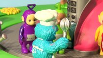 Play Doh Teletubbies Super Bowl Sunday, Cookie Monster makes Football and Doritos from Play Doh