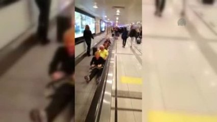 Yürüyen Platformda Kürek Çekerek Zaman Geçiriyorlar