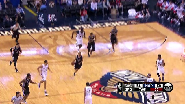 Séquence Shaqtin'A Fool pour Tony Parker et Tim Duncan