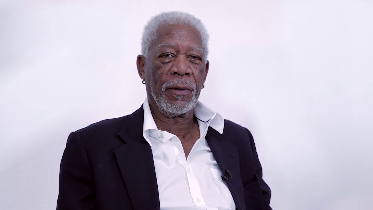 Morgan Freeman lit sur un ton dramatique Love Yourself de Justin Bieber