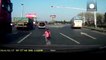 Un jeune enfant chute du coffre d'une voiture qui roule sur une route aux heures de pointe en chine.