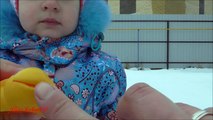 Ищем сюрпризы игрушки в снежных пасочках с куклой Surprises toys in the snow with a doll