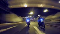 Deux motards font des cascades en pleine rue et prennent beaucoup de risque