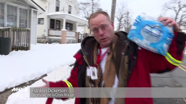 Etats-Unis : distribution d'eau en bouteille aux habitants de Flint