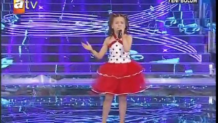 Mala turkinja place i pjeva