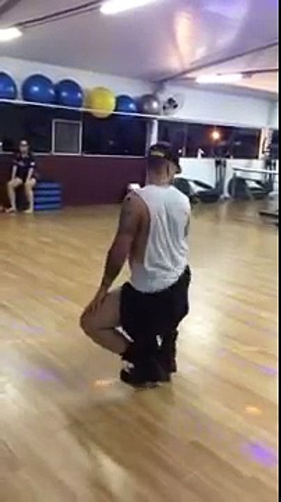 Buzz : Michel Castro Alves, l'homme qui bootyshake mieux que Beyoncé et Shakira réunies !