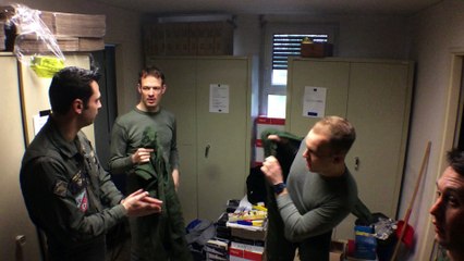 Passion Share - Les pilotes s'habillent pour leur vol en Alphajet