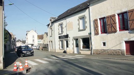 Tout est possible à Saint Pierre des Nids....Même un 2ème terrain de foot : Claude le dit dans ce film réalisé à St Pierre des Nids...