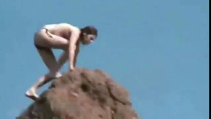 বিকিনি মহিলার আজব কাহিনী __ Funny Videos