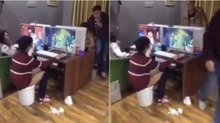 Jovem faz as necessidades num balde para não abandonar jogo online