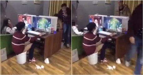 Jovem faz as necessidades num balde para não abandonar jogo online