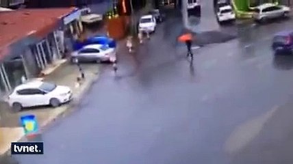 لحظة إطلاق فتاتين النار على الشرطة التركية في مدينة اسطنبول