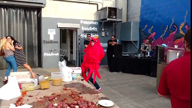 El ridículo baile del hombre cangrejo al ritmo de Michael Jackson