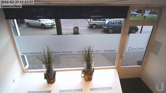 Une femme au volant dans un parking rentre dans la vitrine d'un magasin (fail)