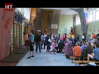 В 10-й средней школе прошёл открытый городской турнир по спортивному скалолазанию