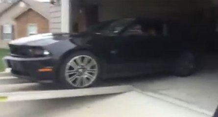 Régis charge une Ford Mustang dans un camion