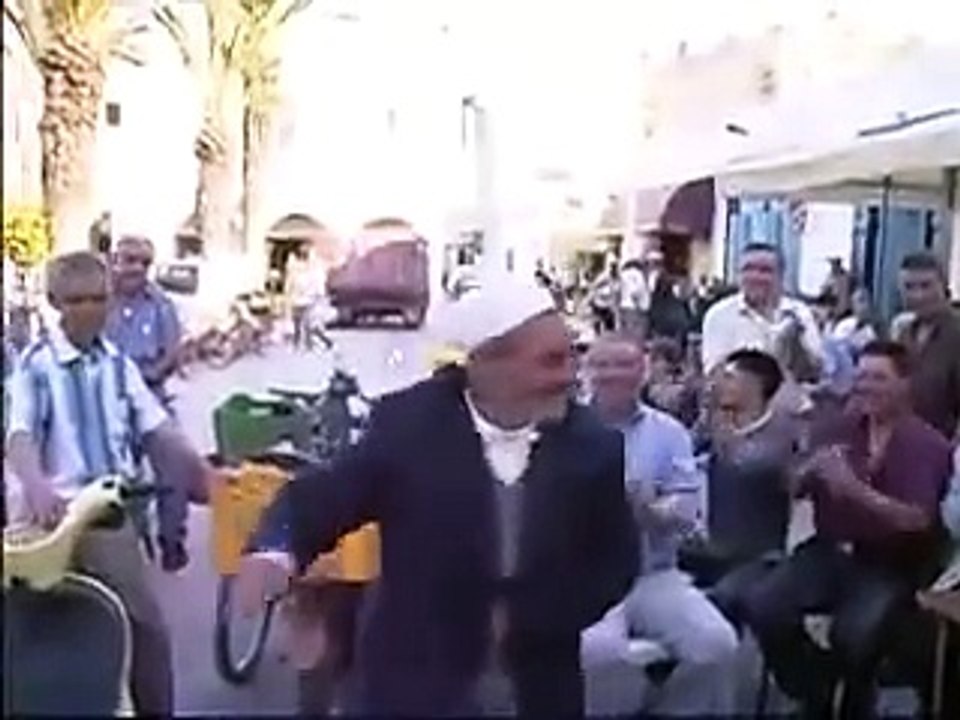 الحاج كلو نشاط وحيوية هههه الوي بابا الوي