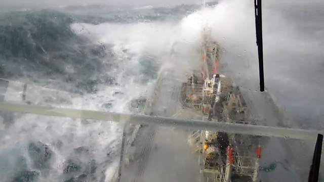 Un bateau super Tanker dans la tempête en mer du nord.