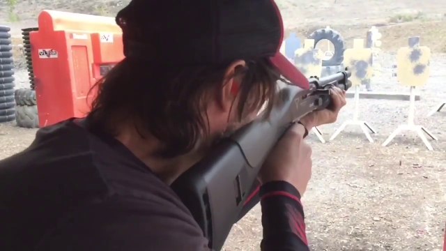 Keanu Reeves défonce tout dans cette séance de tir. Un vrai tireur d'élite!
