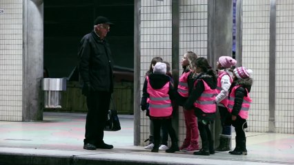 Tải video: Des enfants viennent chanter pour un vieux monsieur dans le métro à Stockholm et le font pleurer de joie