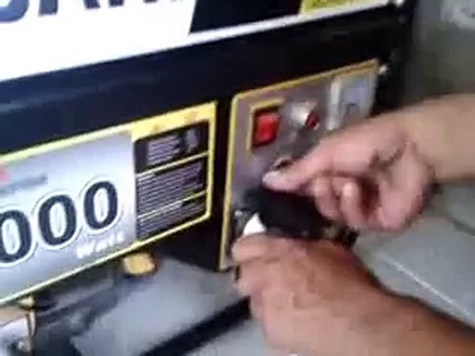Lucu kesetrum saat lagi betulin jenset