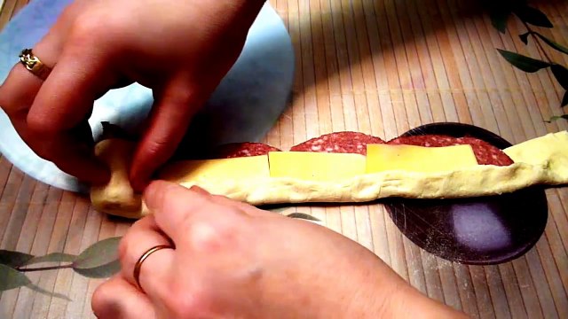 Как красиво лепить из теста! Роза из слоеного теста! Как красиво оформить стол !