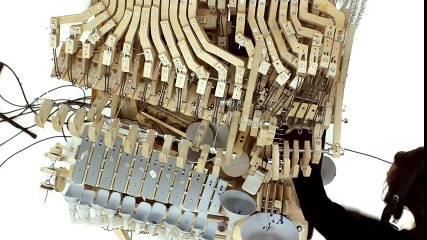 2000 bilye kullanılarak yapılan inanılmaz müzik aleti