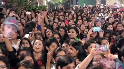 Shahrukh Khan Fans At #FANTrailerLaunch (Comic FULL HD 720P)