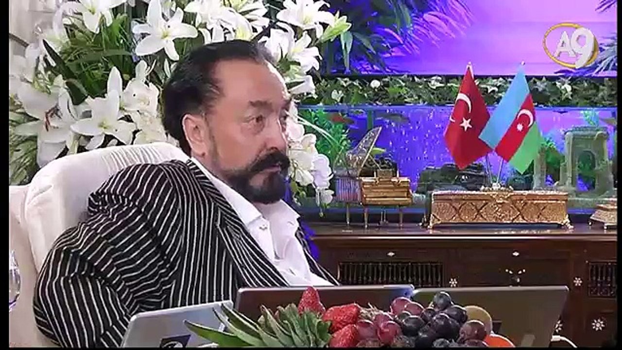 Peygamberimiz (sav); Hz. Mehdi (as) ümmet birbirine kılıç çekerken hilafet ona evinde gelecek.