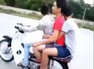 Lucu  JATUH DIMOTOR SAAT ANGKAT BAN