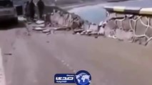 بالفيديو .. دبابة حوثيه تهرب من قصف طيران عاصفة الحزم وتسقط في بحر عدن