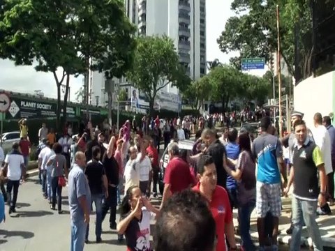 Manifestantes se enfrentan en inmediaciones de la casa de Lula (Cortesía Reuters)