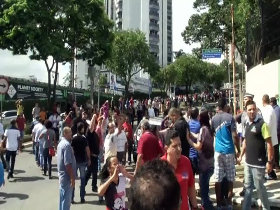 Manifestantes se enfrentan en inmediaciones de la casa de Lula (Cortesía Reuters)