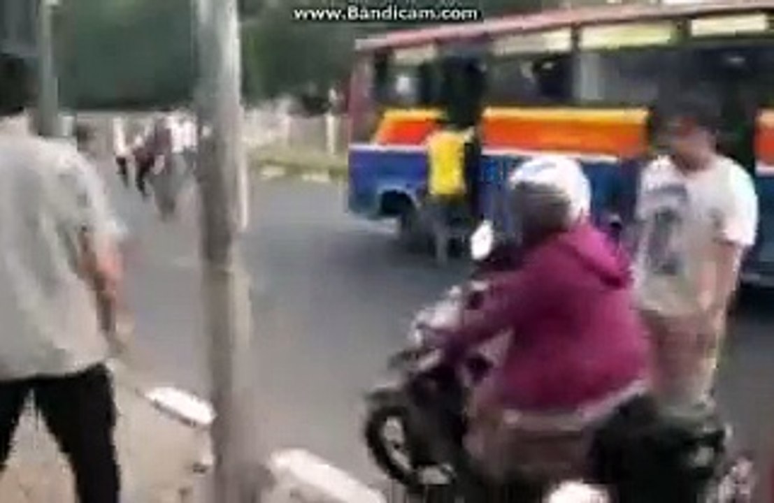 Tawuran Puluhan Pelajar, Diserang Warga saat menyetop Bus Metro Mini